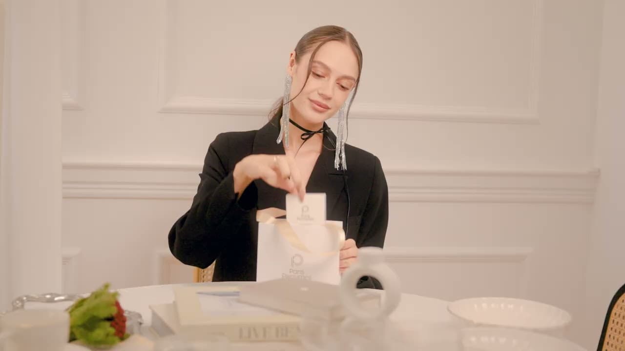 Kadr z filmu: modelka odpakowuje zestaw Paris Perfumes